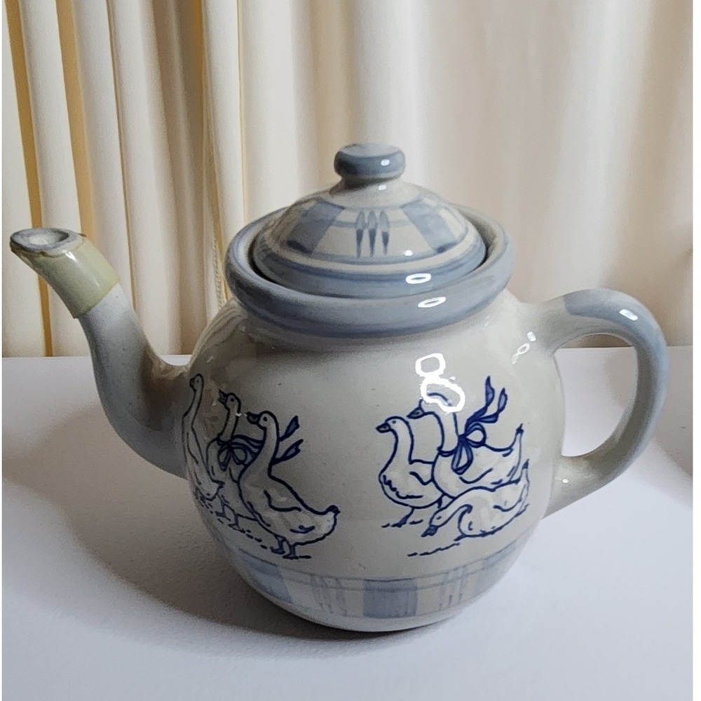 Louisville Stoneware "Gaggle of Geese" Teapot